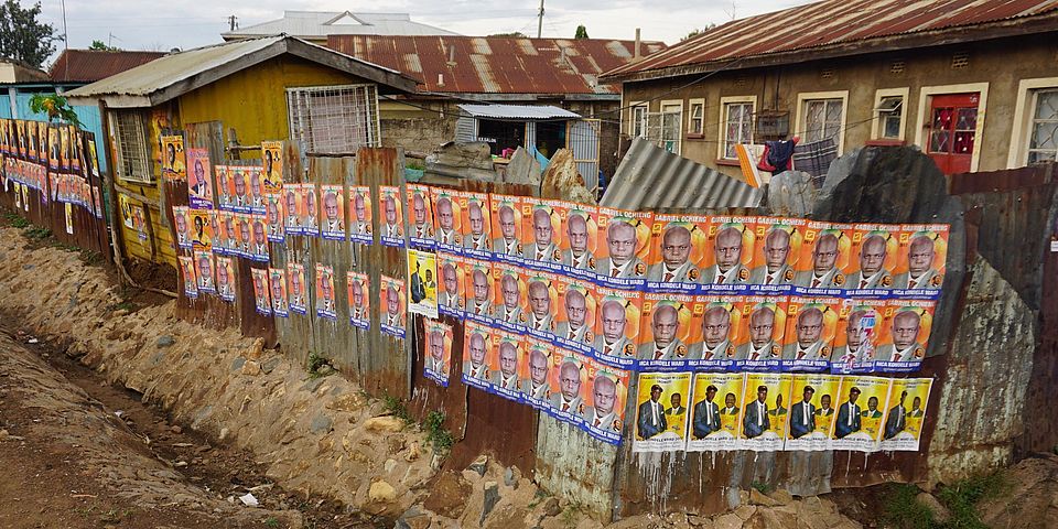 Wahlplakate an Wand